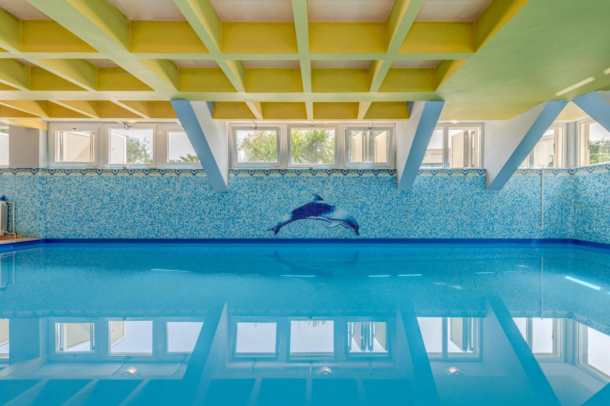 Blue Dolphin Apartment - Private Indoor Pool, Jacuzzi, Garden Сплит Экстерьер фото