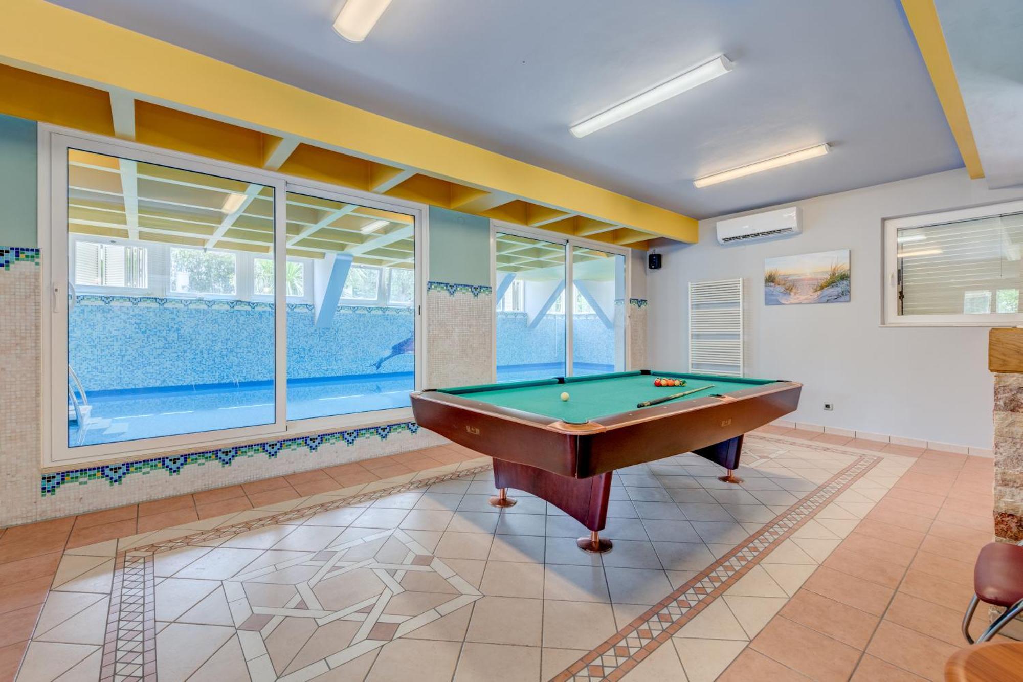 Blue Dolphin Apartment - Private Indoor Pool, Jacuzzi, Garden Сплит Экстерьер фото