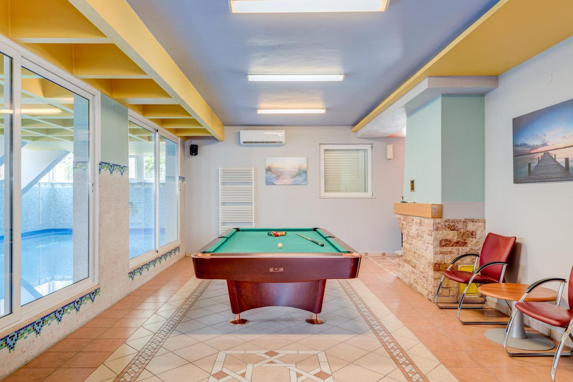 Blue Dolphin Apartment - Private Indoor Pool, Jacuzzi, Garden Сплит Экстерьер фото
