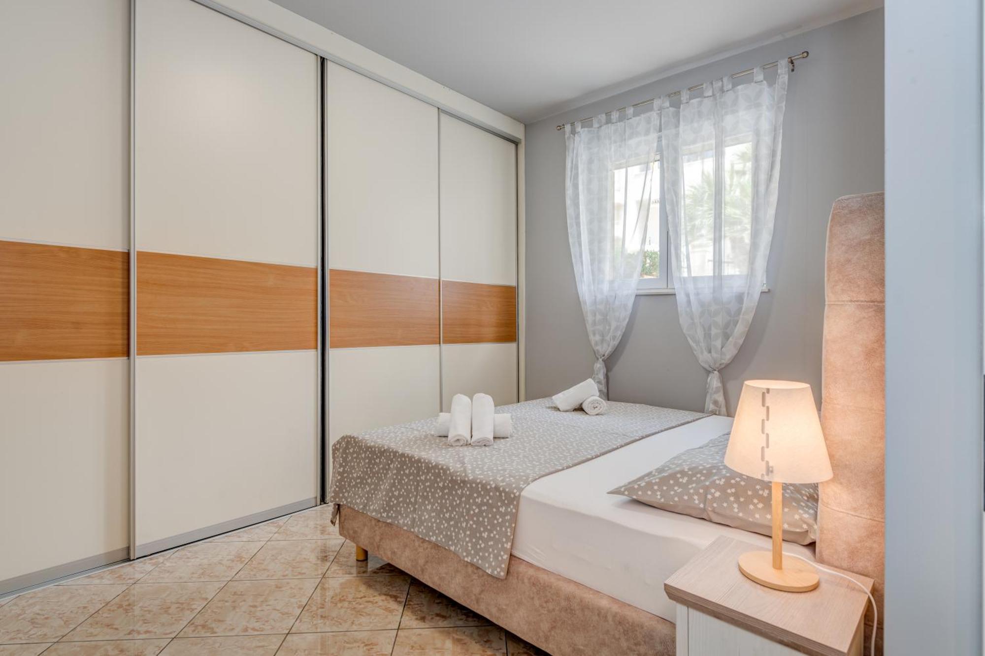 Blue Dolphin Apartment - Private Indoor Pool, Jacuzzi, Garden Сплит Экстерьер фото